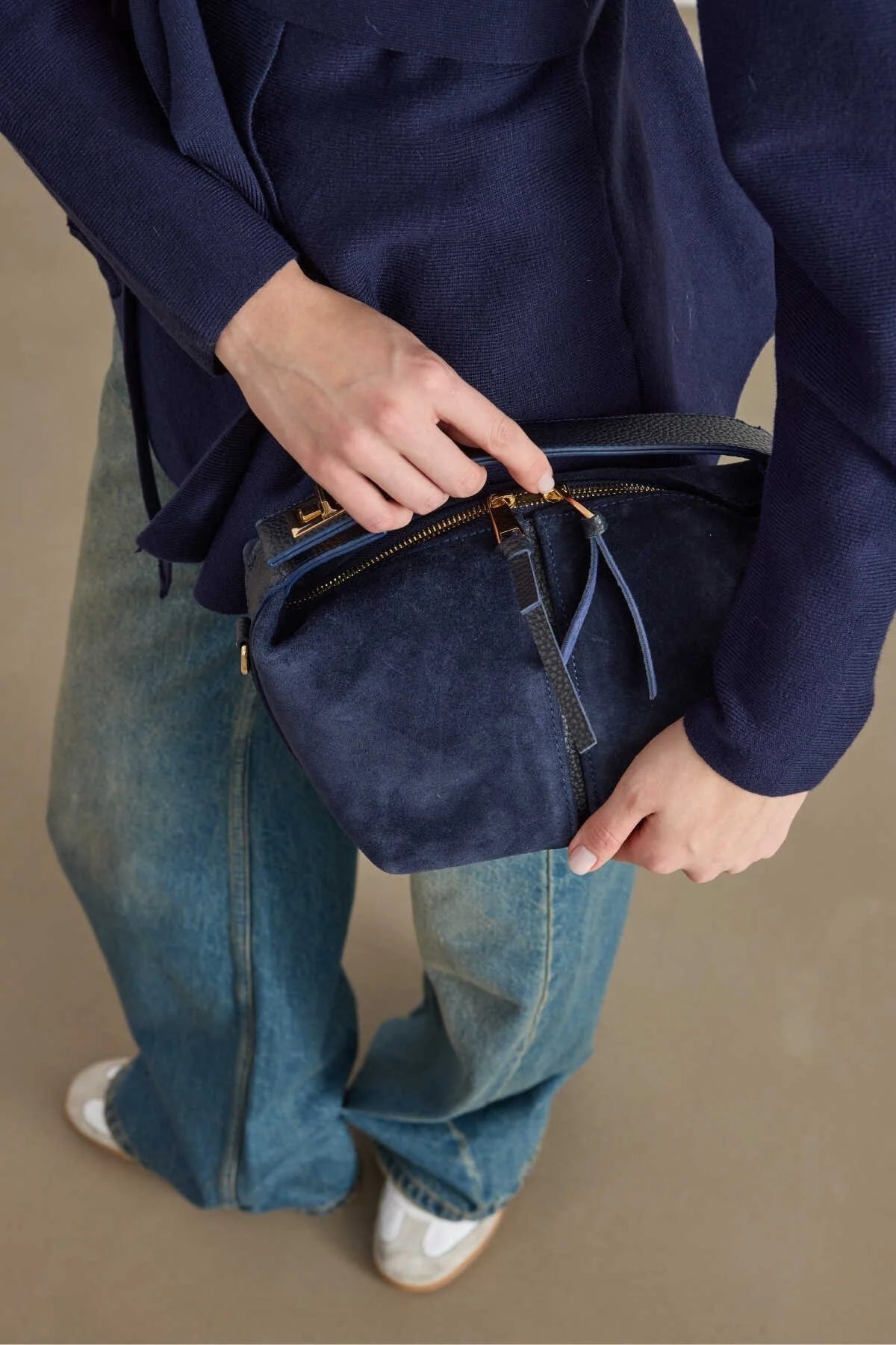 Sac à main bleu en daim à poignée épaisse