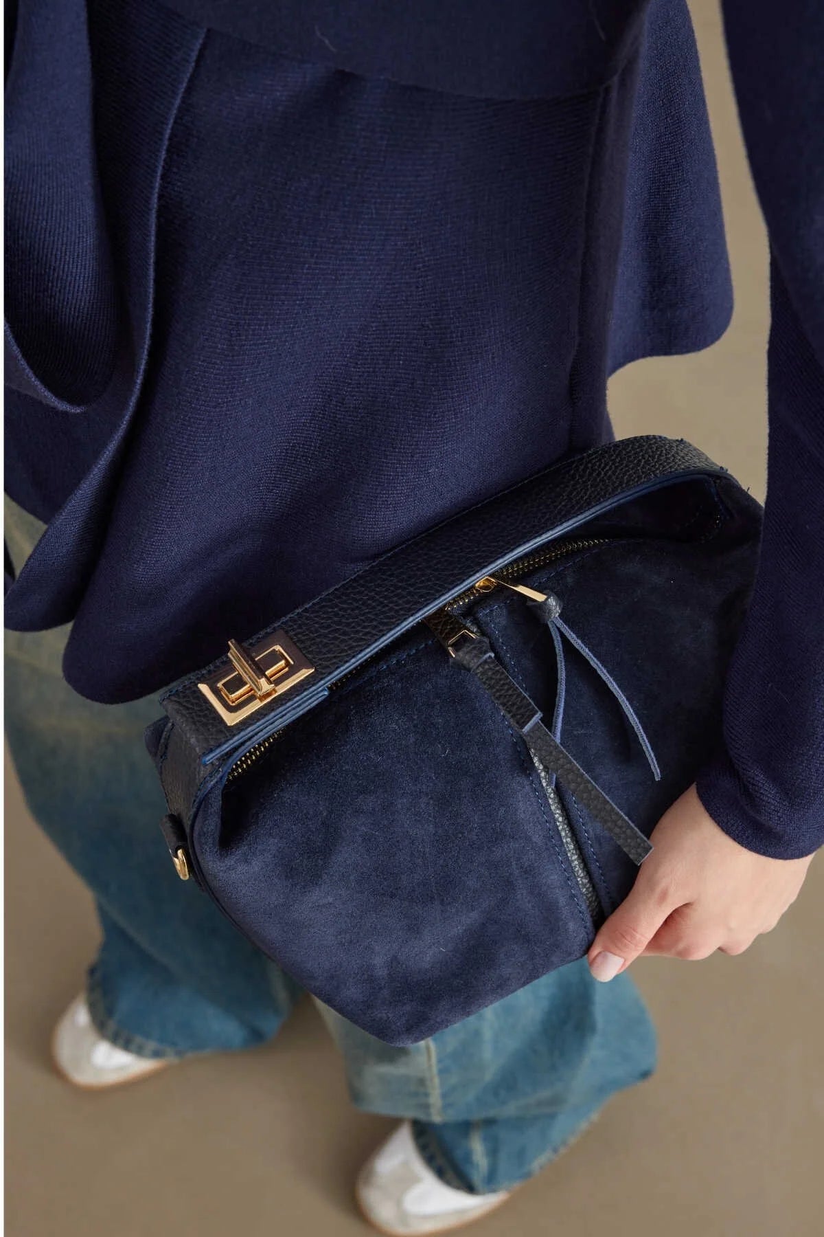 Sac à main bleu en daim à poignée épaisse