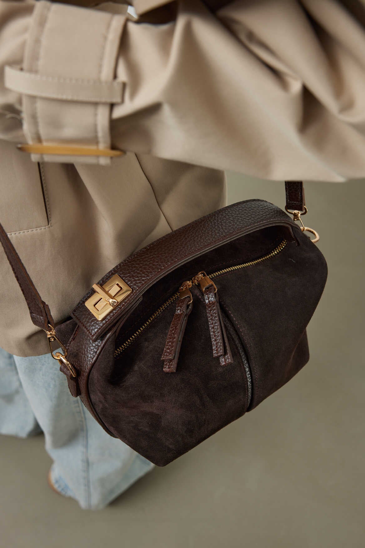Sac à main marron en daim à poignée épaisse