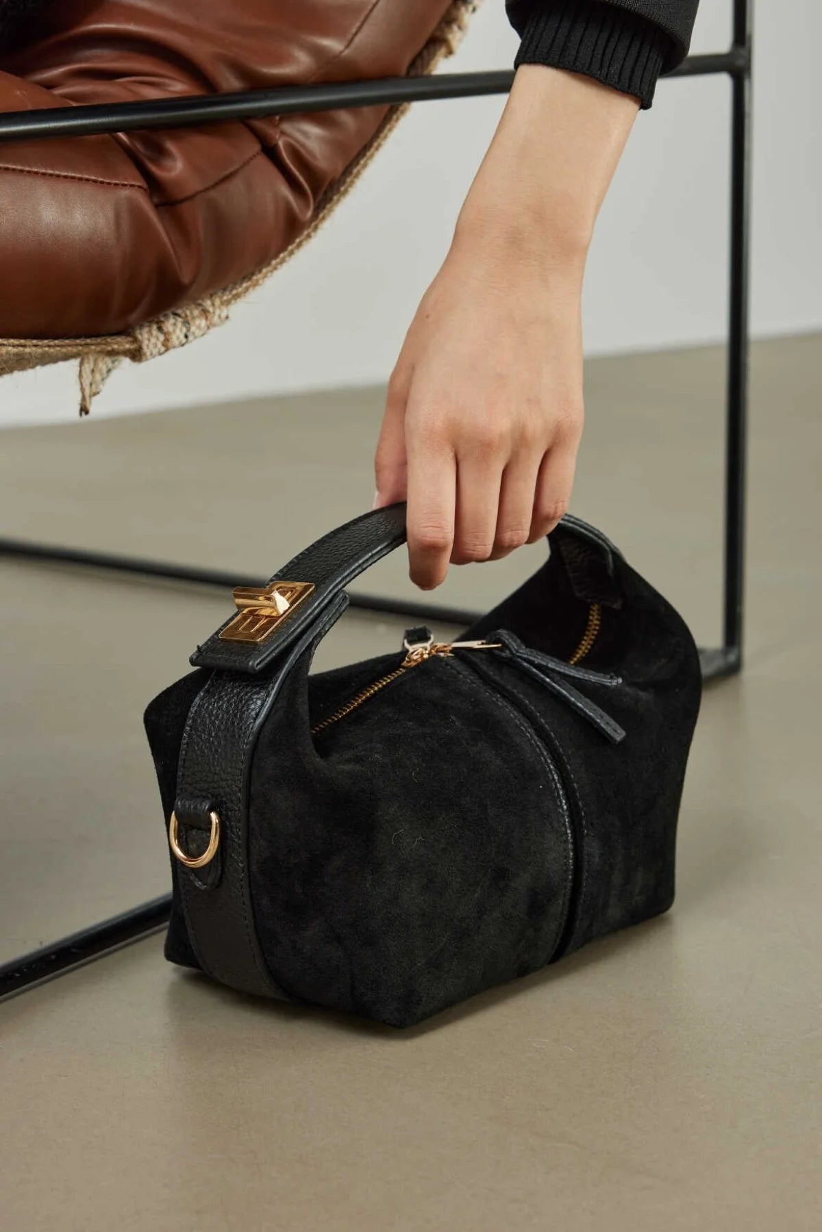 Sac à main noir en daim à poignée épaisse
