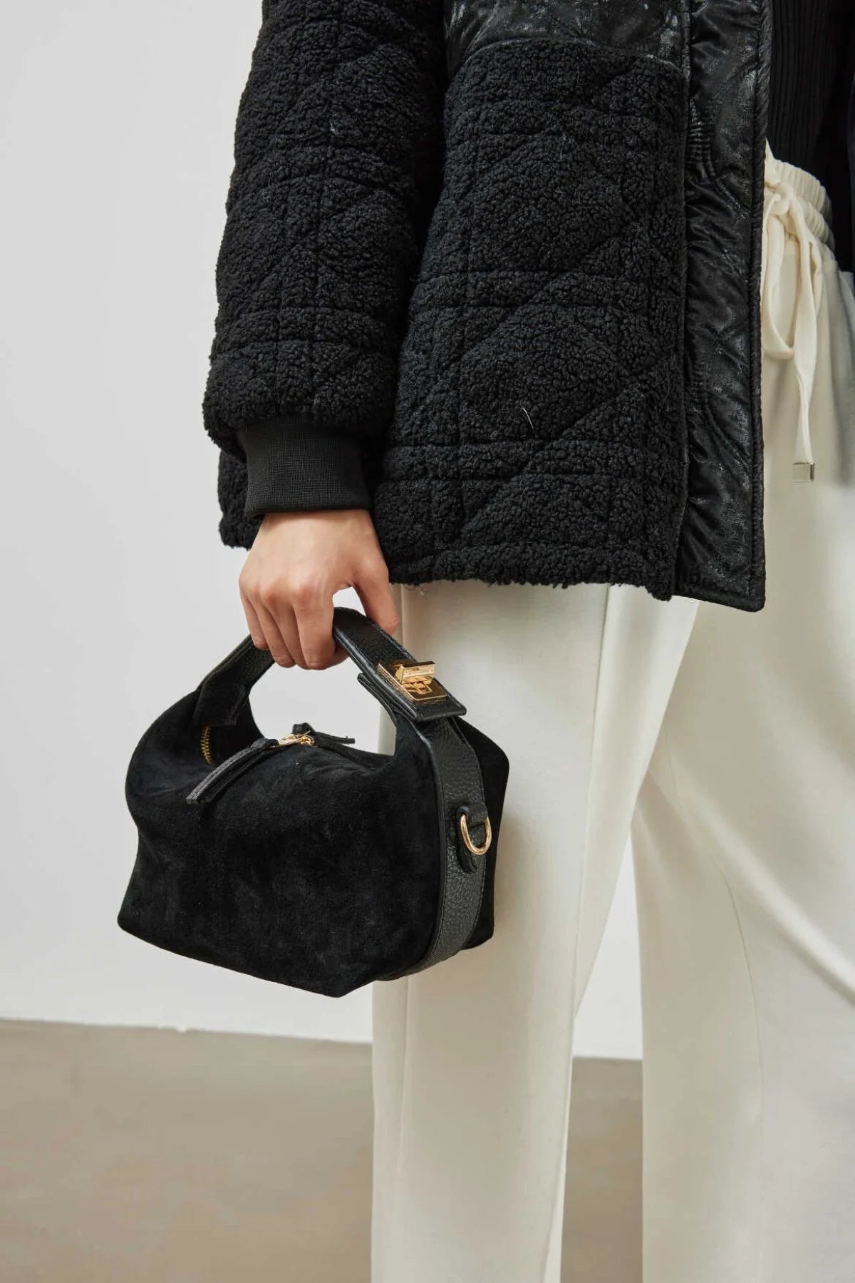 Sac à main noir en daim à poignée épaisse